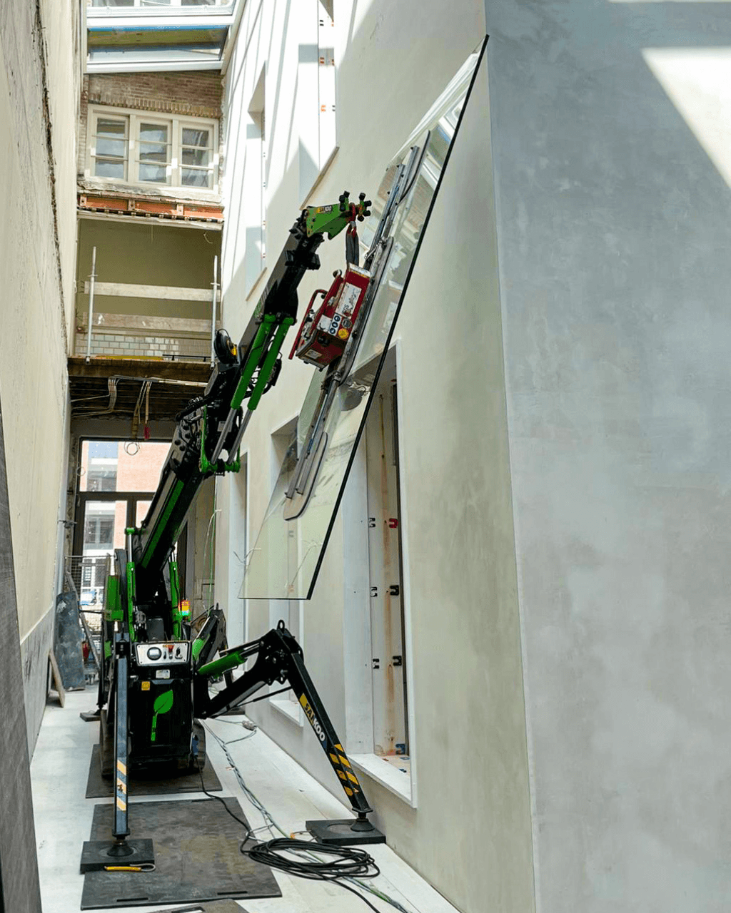 bglift-m250-li-ion-glas-plaatsen.png Bg Lift M250 Li-ion werkfoto glasplaatsen
